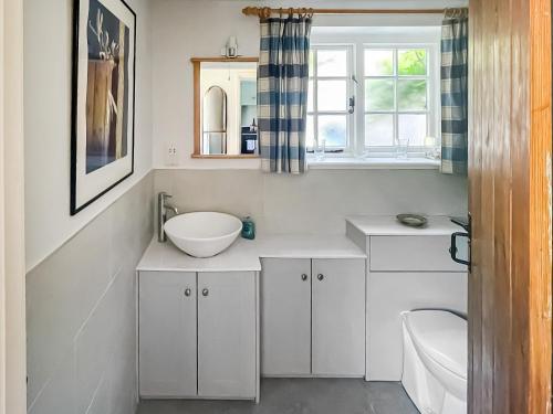 Ванная комната в Thatched Cottage