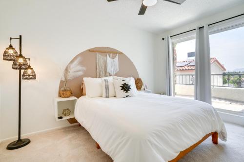 una camera da letto bianca con un letto grande e una finestra di Luxury Mountain-View Phoenix Hideaway a Phoenix