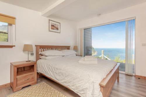 sypialnia z łóżkiem i dużym oknem w obiekcie The Bay w mieście Culnacnoc