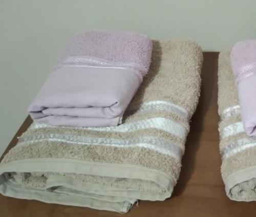 una pila de toallas sentadas sobre una mesa en Posadas Centro en Posadas