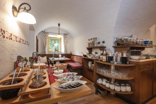 ein Zimmer mit einer Theke mit vielen Gegenständen darauf in der Unterkunft Gästehaus Heißenlehen in Ramsau bei Berchtesgaden