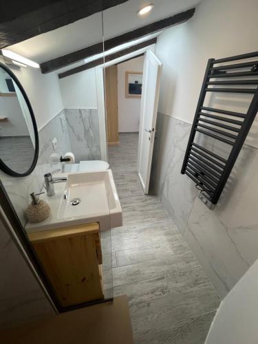 ein Bad mit einem Waschbecken und einem Spiegel in der Unterkunft Casa del Caffè Boutique in Triest