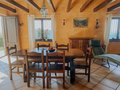 Trarego的住宿－Ca’ Ai Monti，一间带木桌和椅子的用餐室