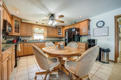 Galeriebild der Unterkunft Charming Battle Creek Cottage with Dock! in Battle Creek