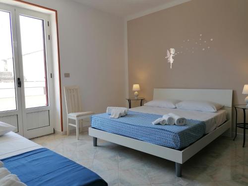 a bedroom with two beds with towels on them at Mary Rose ideale per 2 famiglie o gruppi di amici in Spongano