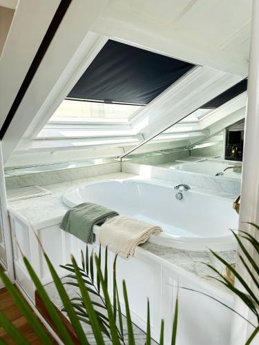eine weiße Badewanne in einem Zimmer mit Fenster in der Unterkunft robertaebasta privè in Mailand