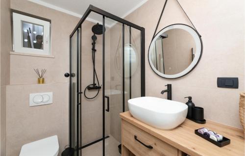 bagno con lavandino e doccia di 2 Bedroom Stunning Home In Nerezisca a Nerežišće
