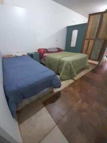 1 dormitorio con 2 camas en una habitación en LOFT "sencillito" a pasos de la RUTA 34 en Rafaela