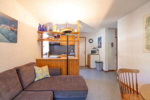 un salon avec un canapé et une cuisine dans l'établissement Appartement Prarion Mont Blanc, aux Houches