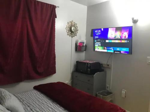 - une chambre avec un lit et une télévision à écran plat dans l'établissement Private Room with Private Bathroom near City College of SF, à San Francisco