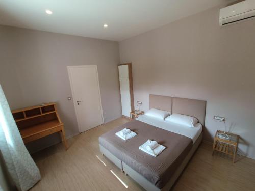 1 dormitorio con 1 cama con 2 almohadas y piano en EvelMar Apartments - Dagli Apartment en La Canea