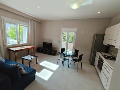 sala de estar con sofá y mesa en EvelMar Apartments - Dagli Apartment en La Canea