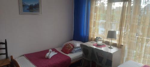 Łóżko lub łóżka w pokoju w obiekcie хостел