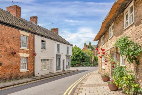 una calle vacía en un viejo pueblo con casas en The Limes - Beautiful Townhouse in Oakham en Oakham