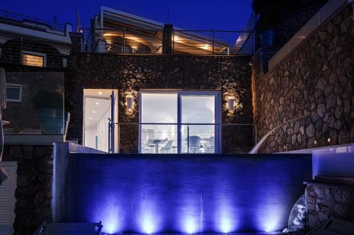 伊斯基亚伊斯基亚蓝光度假酒店的一座带蓝色墙壁和窗户的房子