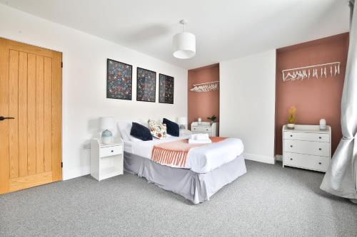 1 dormitorio con 1 cama y puerta de madera en Bradely st, en Cardiff
