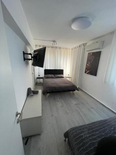 1 dormitorio con 2 camas y mesa. en לנפוש בכייף בדגניה, en Haifa