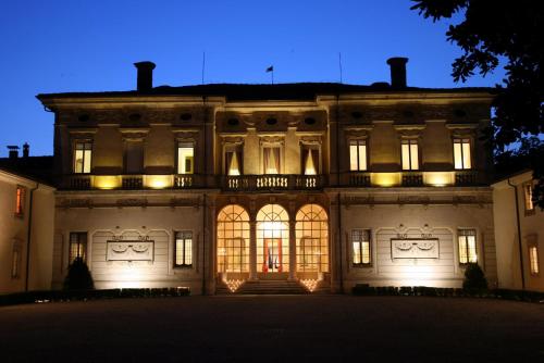 a building at night with its lights on at Relais Villa Zaccaria in Bordolano