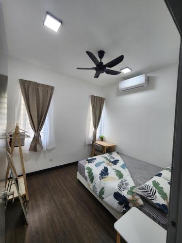 una camera con letto e ventilatore a soffitto di Bunga Rampai Homestay, Vista Bangi a Bangi