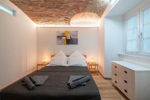 een slaapkamer met een bed met 2 kussens erop bij [Quadrilatero Loft] Elegant Stay in Turijn