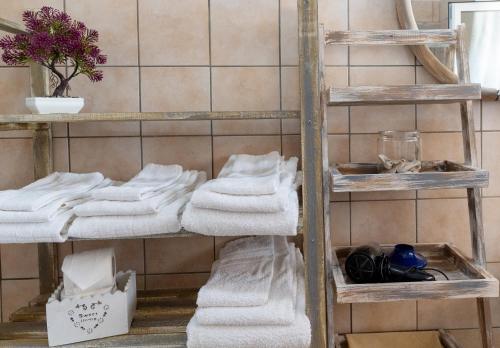 un mucchio di asciugamani sugli scaffali in una stanza di villa Bagorda a Selva di Fasano