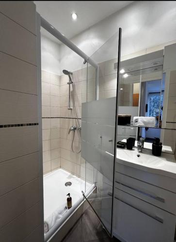 une salle de bain blanche avec une douche et un lavabo dans l'établissement Appartement - Cannes vieille ville - Le Suquet, à Cannes