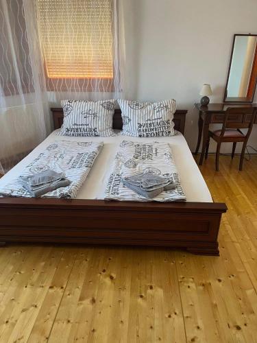 1 cama grande en un dormitorio con suelo de madera en Rege apartman 3, en Alsóörs