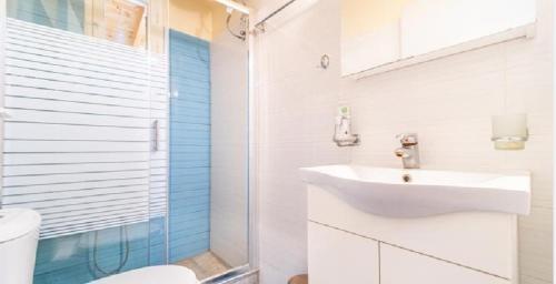 bagno con lavandino, doccia e servizi igienici di Corfu River House a Potamós