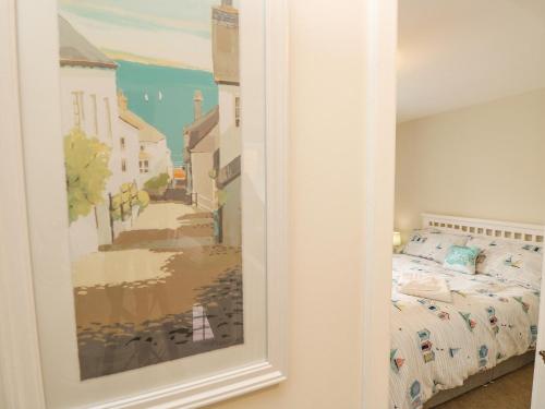 een slaapkamer met een schilderij aan de muur naast een bed bij Harbour View Poole in Poole