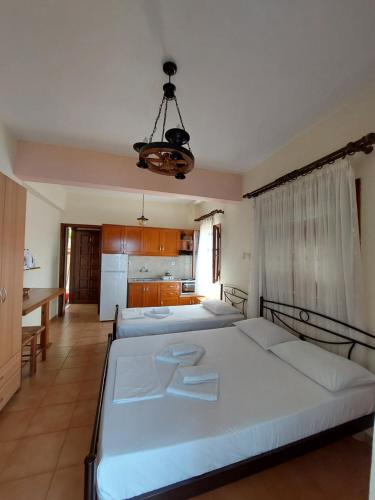 Posteľ alebo postele v izbe v ubytovaní Violetta Studios & Apartments
