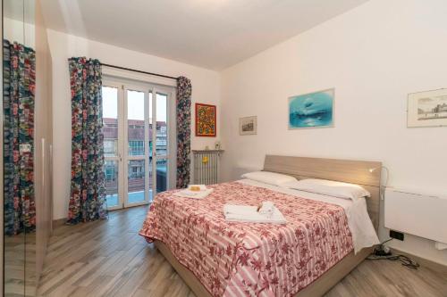 una camera con un letto e una grande finestra di Parco Paradiso & MM Marche Family Apartment a Torino
