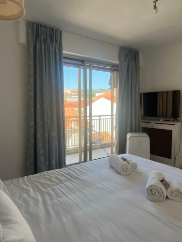 een slaapkamer met een groot bed en handdoeken bij Central -300m Palais- Seaview-A/C-WIFI-spacieux in Cannes