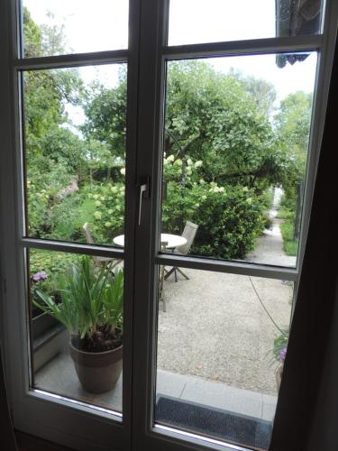 a window view of a patio with a potted plant at Ferienwohnung-Geltendorf Nähe Ammersee in Geltendorf