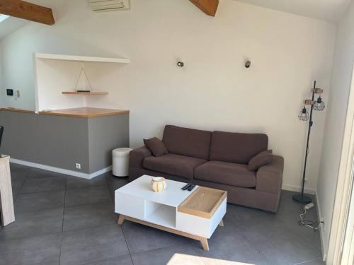 - un salon avec un canapé et une table basse dans l'établissement maison de village, à Balaruc-le-Vieux