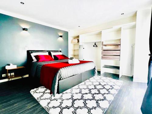 - une chambre avec un lit et des oreillers rouges dans l'établissement Magnifique appartement le Cannet,Cannes, Parking, Wifi, au Cannet