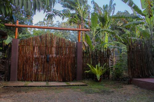 Aed väljaspool majutusasutust Amare Safari Resort Udawalawe