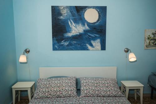Una cama o camas en una habitación de B&B Pisaland