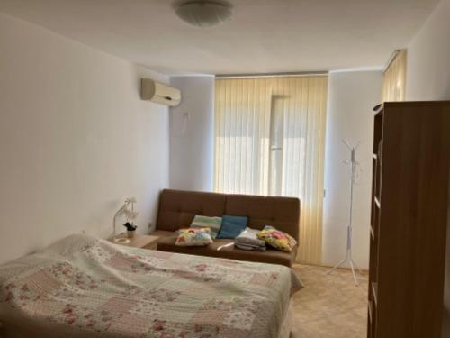 Кровать или кровати в номере Holiday Apartments 4 Bozhurets Kavarna Bulgaria
