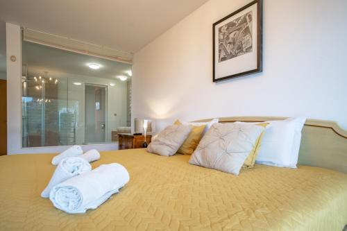 sypialnia z dużym łóżkiem z ręcznikami w obiekcie Gold Villa w Funchal