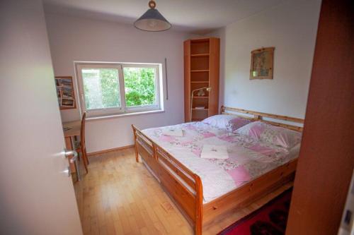 um quarto com uma cama e uma janela em Privatzimmervermietung Margit em Waidhofen an der Ybbs