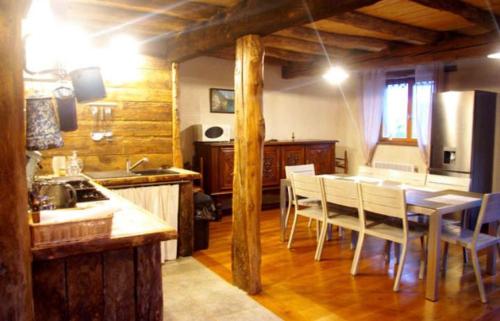 Una cocina y un comedor con mesa y sillas. en Gîte Mourtis, en Nistos