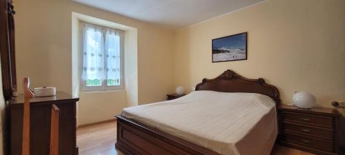 a bedroom with a bed and a window at Il Giardino di Moggio in Moggio
