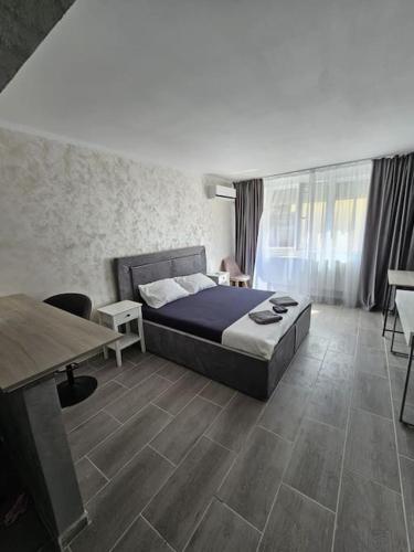 - une chambre avec un lit, un bureau et une table dans l'établissement Chic Galati Apartment: Urban Escape, à Galaţi