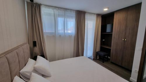 ein Hotelzimmer mit einem Bett und einem Fenster in der Unterkunft Delta House - Alfa apartment in Zadar