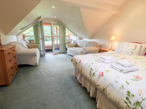 una camera con un grande letto e un divano di 7 Stybarrow Terrace a Penrith