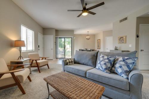 ピオリアにあるQuiet 55 and Condo with Pool Access in Peoria!のソファと天井ファンのあるリビングルーム