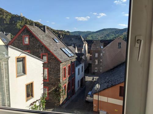 uma vista de uma janela de uma cidade em Monkey Factory - Mini Home-Stay Hostel em Traben-Trarbach