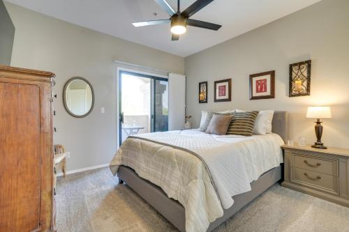 Cama o camas de una habitación en Quiet 55 and Condo with Pool Access in Peoria!