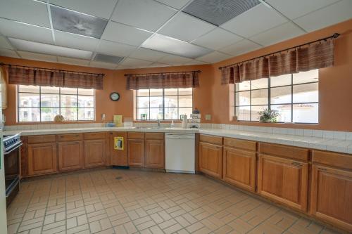 Una cocina o zona de cocina en Quiet 55 and Condo with Pool Access in Peoria!