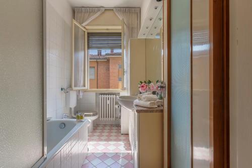 a bathroom with a tub and a sink at Bologna Rimesse & Ospedale Sant'Orsola Apartment in Bologna